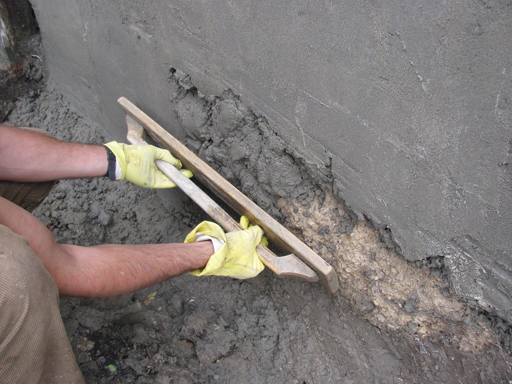Нанесение цементно-песчаной штукатурки